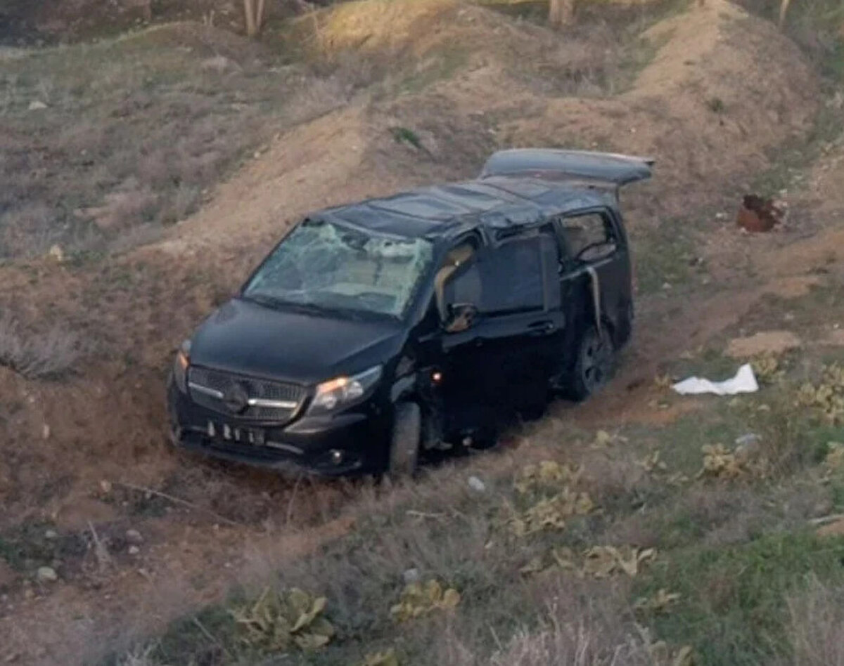 Hastaneden yapılan resmi açıklamada, Atan’ın kaburgalarında kırık tespit edildiği ve göğüs cerrahisi bölümünde tedavi altına alındığı belirtildi. 