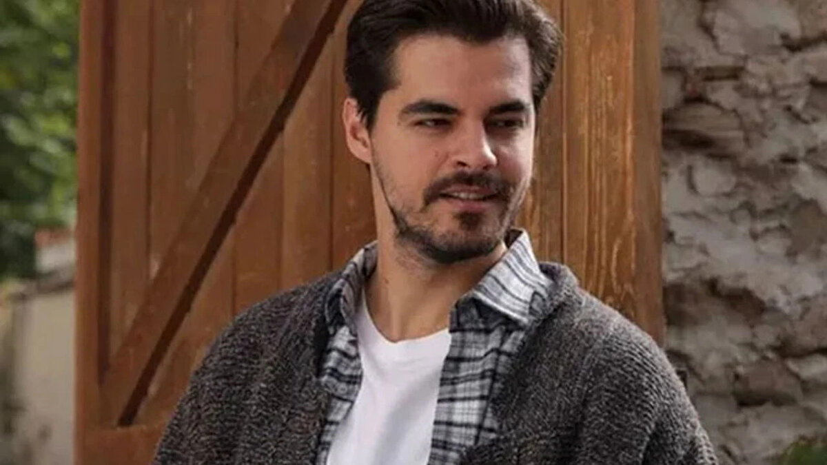 Ünlü oyuncu açıklamasında şu ifadeleri kullandı:<br><br>"Arkadaşlar son durumu doğrudan benden duymanız için buradan paylaşmak istedim. Sağ kaburgamda şu an görülebilen 6 kırık ve kıkırdaklarda parçalanma mevcut. Bu sabah, kırık parçalarının akciğere batması sonucu gelişen kanama ve ciğer sönmesine müdahale etmek amacıyla dren takıldı. Zorlu bir süreçten geçiyoruz ama her şeye rağmen çok şükür. En az bir haftalık hastane sürecimiz olacak gibi görünüyor. Dualarını, güzel dileklerini esirgemeyen, arayan, soran herkese minnettarım. Bin kez Allah razı olsun. Başta Eskişehir Valisi, İl Sağlık Müdürü ve Eskişehir Şehir Hastanesi'nin kıymetli sağlık çalışanlarına ilk andan itibaren gösterdikleri ilgi ve destek için yürekten teşekkür ederim."