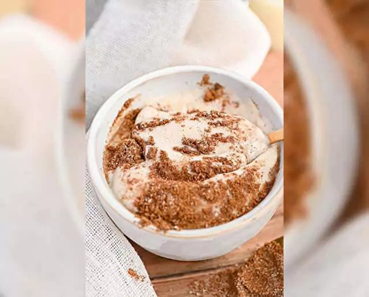 1- Lezzetine Lezzet Katar<br><br> <br><br>Tarçın, süt ve yoğurdun tadını zenginleştiren bir baharattır. İster sade sütü içerken daha keyifli hale getirmek, ister yoğurdunuza sıcak bir dokunuş katmak isteyin, tarçın her iki seçeneği de çok basit bir şekilde size sunabilir. Özellikle soğuk kış günlerinde sıcak bir bardak tarçınlı süt içmek, iç ısıtarak rahatlamanıza yardımcı olabilir.