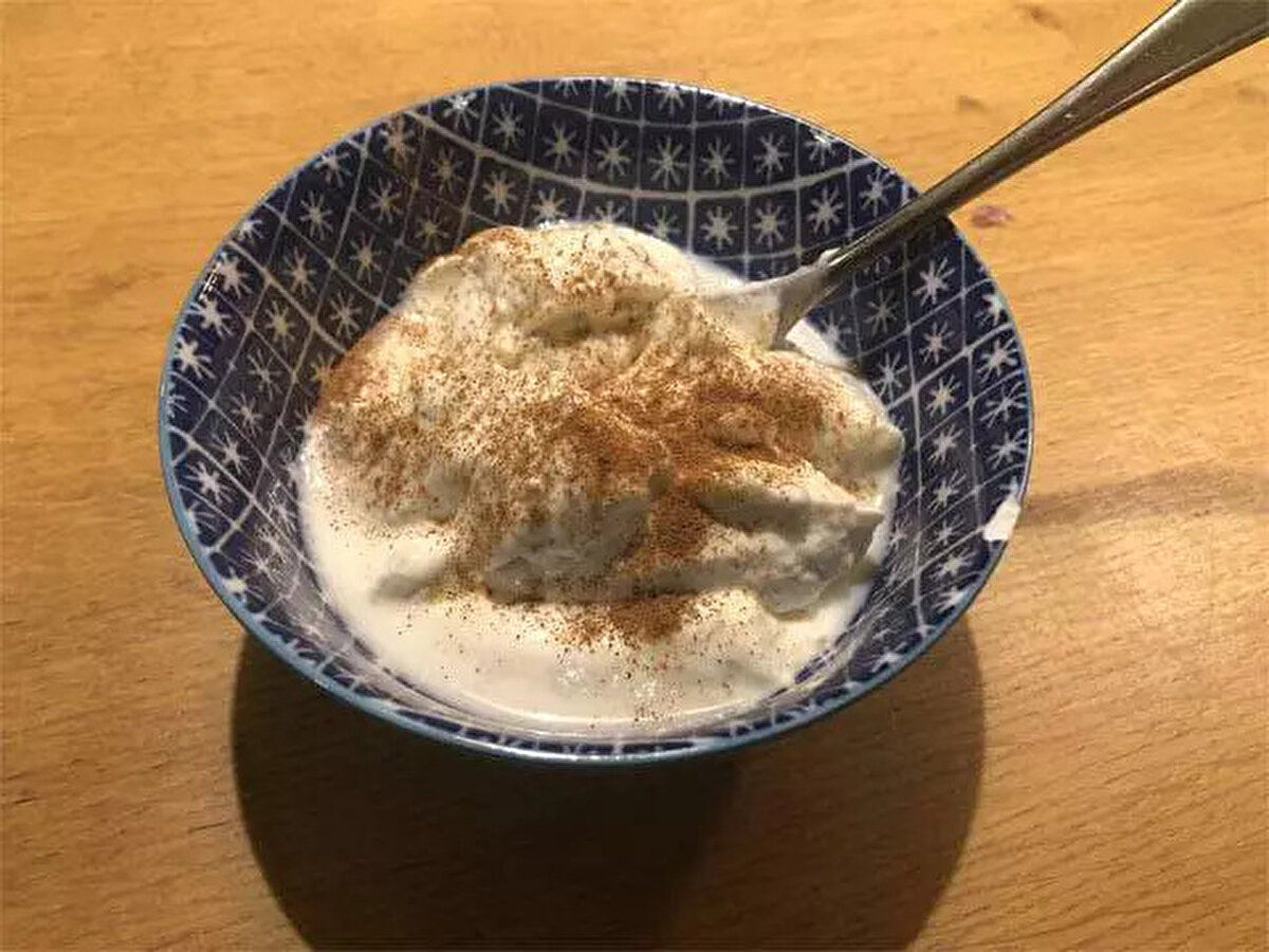 4- Kan Şekerini Dengeler<br><br> <br><br>Özellikle diyabet riski taşıyan veya kan şekeri seviyelerini kontrol altında tutmak isteyenler için tarçın harika bir doğal destekçidir. Yapılan bazı araştırmalar, tarçının kan şekerini düzenleyici etkileri olabileceğini göstermektedir. Bu sayede ani şeker yükselmelerinin önüne geçilebilir ve daha dengeli bir enerji seviyesi sağlanabilir.