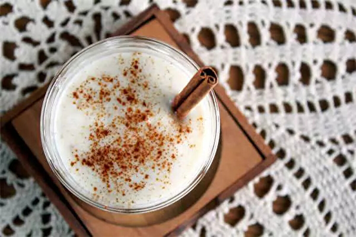 Sütünüze veya yoğurdunuza tarçın eklemek sadece lezzetli bir tercih değil, aynı zamanda sağlığınız için de yapabileceğiniz basit ve etkili bir tüyodur. Tarçın, antioksidan gücünden iltihap önleyici özelliklerine, kan şekerini dengeleyici potansiyelinden sindirime yardımcı etkilerine kadar, günlük beslenme rutininize değerli bir katkı sağlayacaktır.