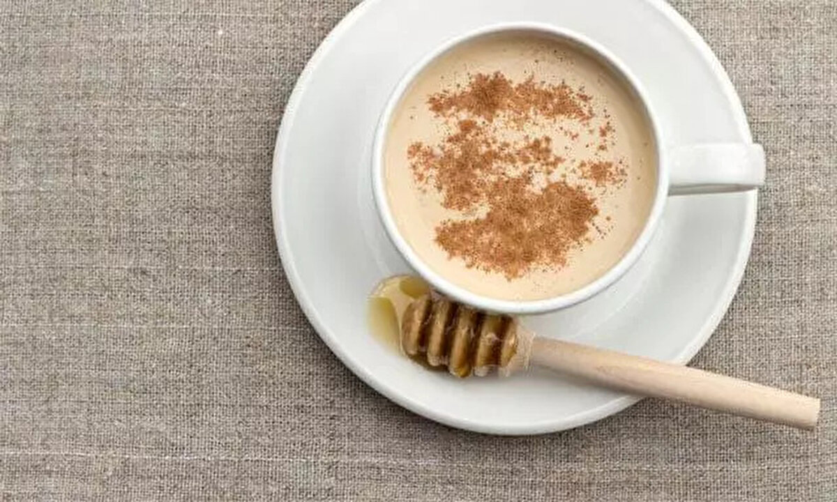 5- Sindirim Sistemini Rahatlatır<br><br> <br><br>Geleneksel tıpta yüzyıllardır sindirim sorunlarına karşı kullanılan tarçın, sindirim enzimlerinin salgılanmasını uyararak besinlerin daha iyi emilmesine yardımcı olabilir. Ayrıca şişkinlik ve gaz gibi rahatsız edici semptomların hafifletilmesinde de etkili olabilir. Yemeklerden sonra bir bardak ılık tarçınlı süt içmek, sindiriminize destek olabilir.