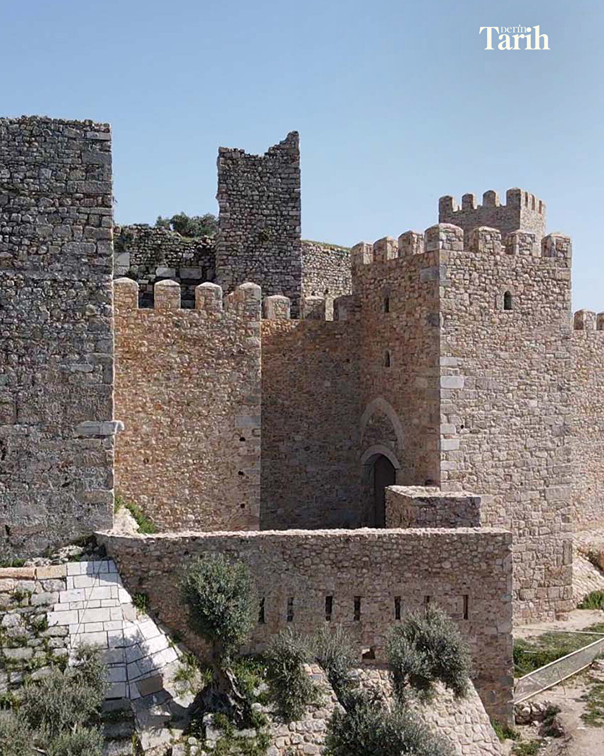 "Giriş burcu orijinal olduğu şeklinde yapıldı. Beçin İç Kalesi, Milas Ovası'na hakim bir konumda yer alıyor. Bölgenin savunması için yegane bir konumda duruyor. Son şeklini Bizans döneminde almıştı. "