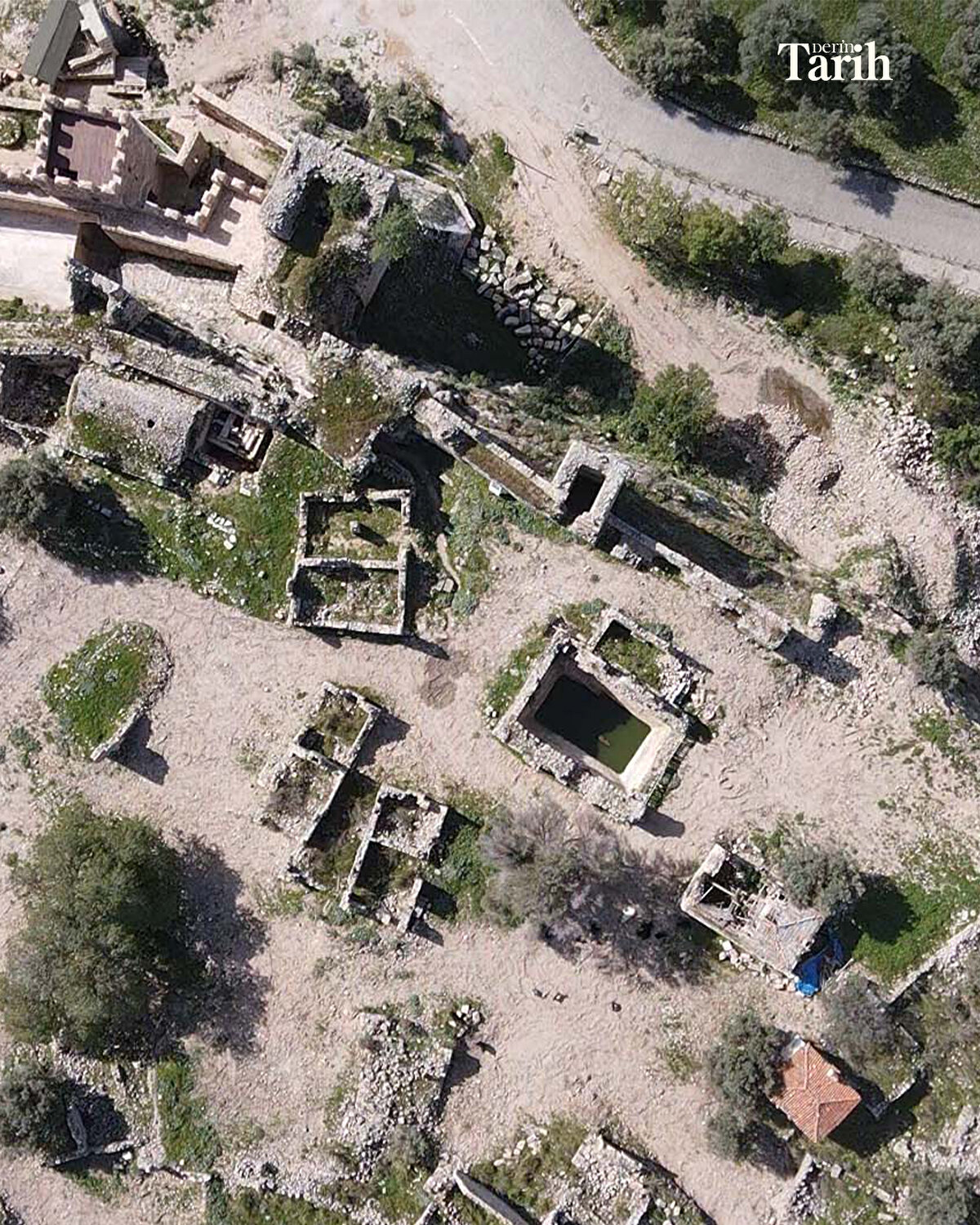 "İç kalede merdivenlerin sağında bulunan Helenistik Dönem mezarın iç cephesi surlarla birleşik durumda ve bununla ilgili bir proje hazırladık. Burada kazı çalışması yapacağız. Restorasyonu yapılan sarnıçta su sisteminin çalışıp çalışmadığını ölçtükten sonra buraya bir işlev vermeyi planlıyoruz. Sarnıç büyük bir yapı ve kalenin girişinde iyi bir yapı. Restorasyonu tamamladığımız yerleri artık gezilebilir hale getirdik."