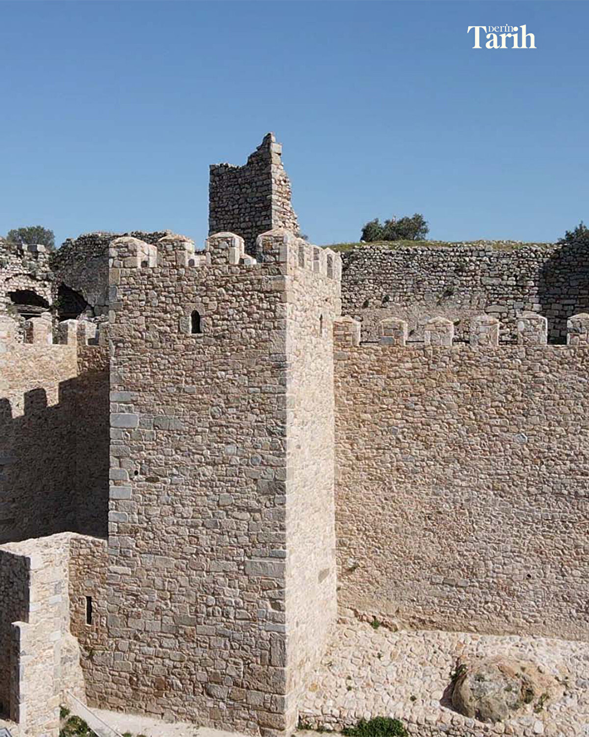 "Daha sonra Menteşeoğulları ve Osmanlı dönemlerinde bugüne ulaşan son biçimini almış oldu. Uç kısımdan bütün alanı çevreleyen surlar ve burçlarla sağlam bir kale pozisyonunda."
