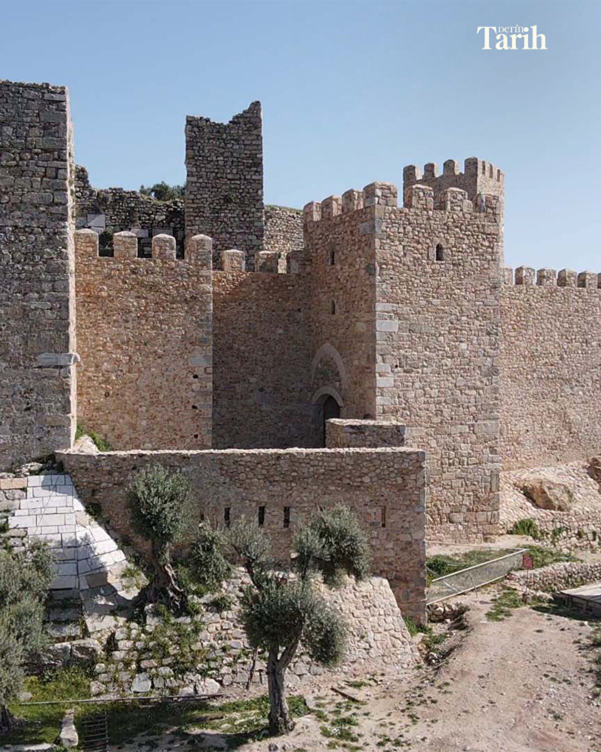 "Ele geçirilmesi oldukça zor bir noktada bulunuyor. Muhtemelen Menteşeoğulları burayı bu nedenle başkent olarak seçti."