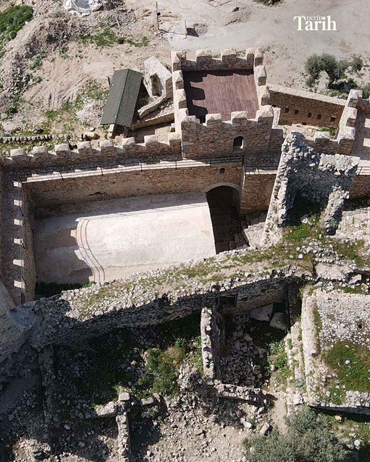 Pektaş, İzmir'de meydana gelen depremin ardından kentte zarar gören burç ile surlarda restorasyon çalışmasına başladıklarını belirtti.