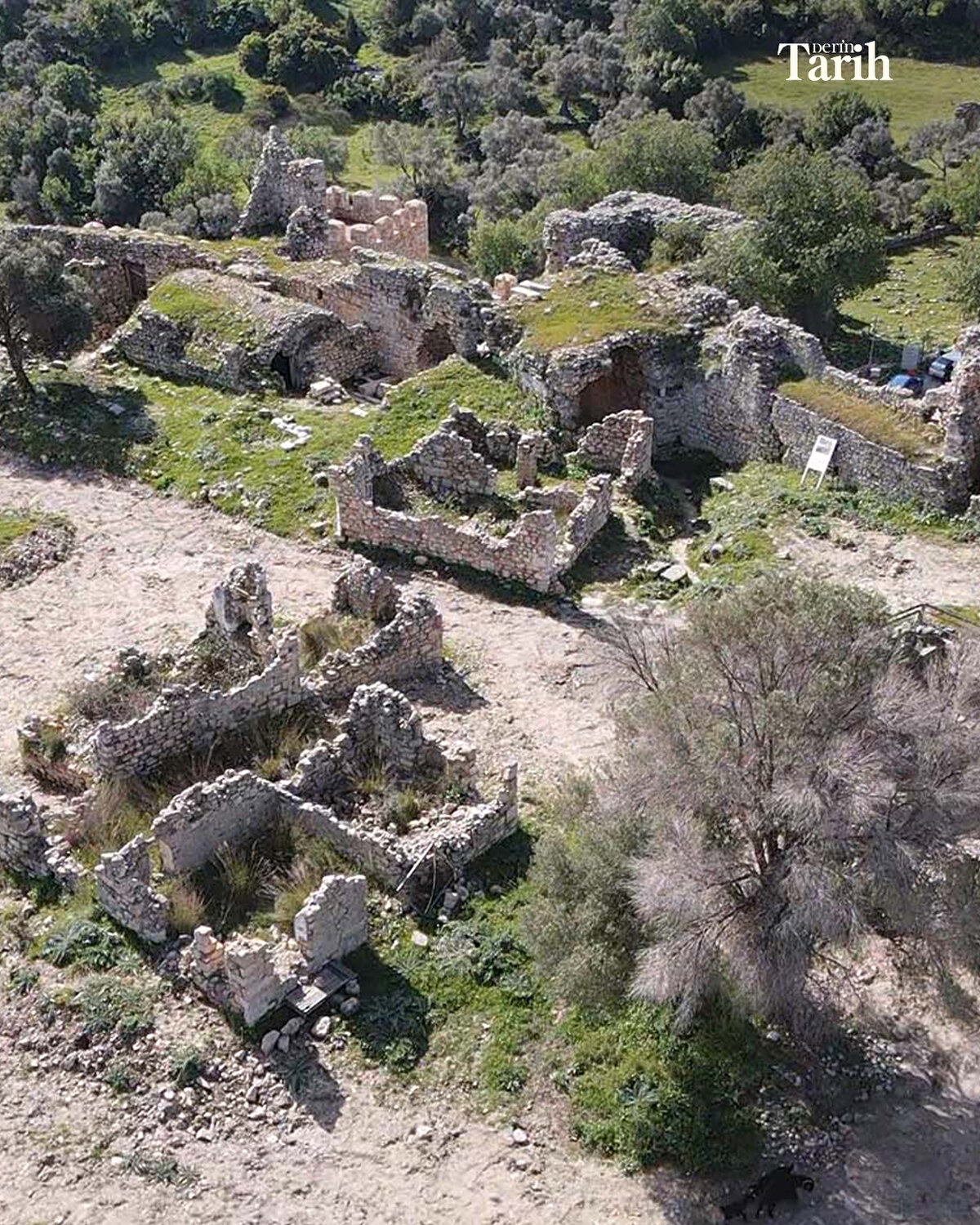 Kurucusu Ahmet Gazi'nin de türbesinin bulunduğu Beçin'in Türk-İslam dönemi yerleşiminde önemli merkezlerden biri olduğunu belirten Pektaş, kentte kazıların yanı sıra restorasyon çalışmalarının aralıksız sürdüğünü kaydetti.
