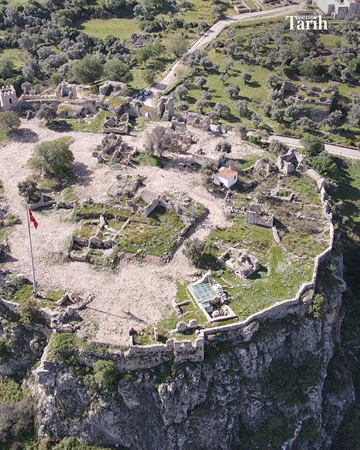 Beçin Antik Kenti Kazı Başkanı Prof. Dr. Kadir Pektaş, surlar ve çevresinde yaklaşık 3 yıldır kazı ve restorasyon yaptıklarını söyledi.