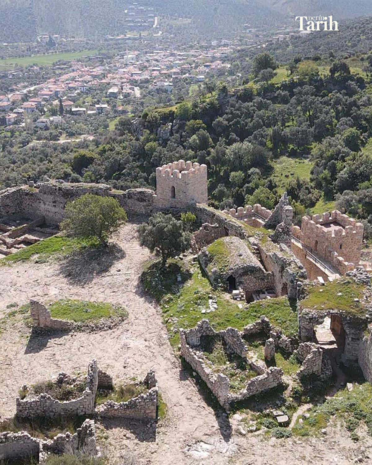 "Kale duvarı ile burç ve girişteki sarnıcın restorasyonunu tamamladık. Burası artık gezilebilir hale getirildi. Önümüzdeki dönemde ise kalenin sıkıntılı gördüğümüz burçlarında projelendirme ve uygulamalarımıza devam edeceğiz." dedi.