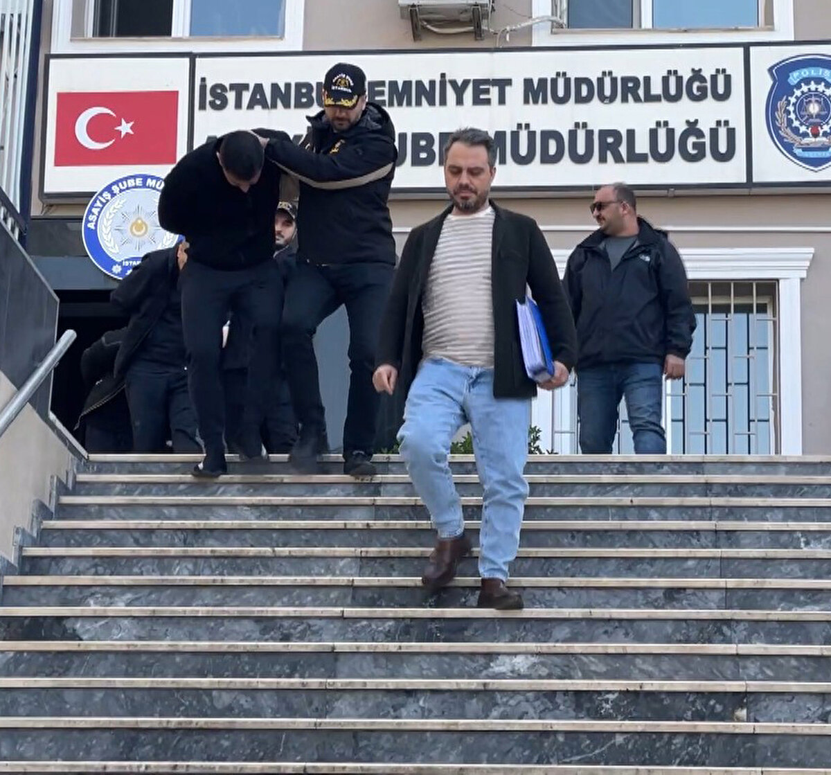 3 ilde eş zamanlı operasyon<br><br>Ekipler, kimliklerini tespit ettikleri 10 kişiyi yakalamak için İstanbul, İzmir ve Sakarya'da eş zamanlı operasyon yaptı. Şüpheliler 'Suç örgütü kurmak ve yönetmek' ile 'Nitelikli dolandırıcılık' suçlarından gözaltına alındı. Şüphelilerin evlerinde yapılan aramada 2 tabanca ve çok miktarda para ve bilgisayarlar ele geçirildi.