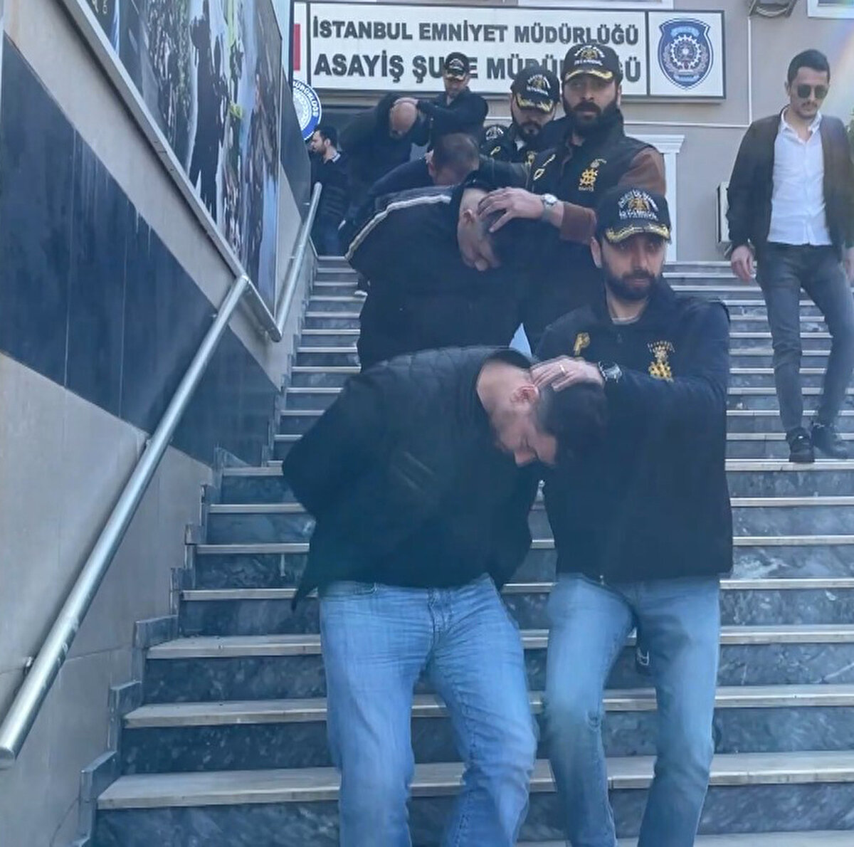  Almanya adli makamları, konsolosluk üzerinden Türk yetkililerine ulaşarak Almanya'da çok sayıda telefon dolandırıcılığı yapan örgütün Türkiye'den yönetildiğini bildirdi. Bunun üzerine konuyla ilgili Asayiş Şube Müdürlüğü, Dolandırıcılık Büro Amirliği tarafından soruşturma başlatıldı. Özellikle yaşlı Alman vatandaşları arayıp kendilerini savcı ve polis olarak tanıtan örgüt üyelerinin binlerce euroluk vurgun yaptığı belirlendi. Soruşturma sonucu şüphelilerin aynı yöntemle 46 Alman vatandaşından toplam 122 milyon liralık hırsızlık yaptıkları tespit edildi.