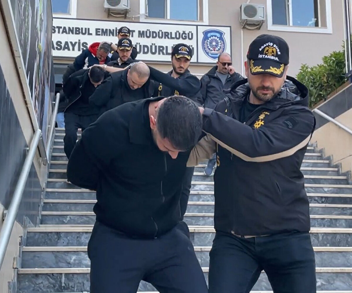Cinayet suçundan kırmızı bültenle aranıyormuş<br><br>Polis operasyonunda yakalanan Y.A., E.P., D.B.T., M.Ç., D.A., C.G., B.K., S.G., Z.B. ve A.E.A.'yı sorgulanmak üzere Asayiş Şube Müdürlüğü'ne getirildi. Yapılan araştırmalarda gözaltındaki şüpheliler arasında bulunan Ali Erdi A.'nın 9 Ocak 2014'te Berlin'de öldürülen Tahir Özbek cinayetiyle ilgili İnterpol tarafından Kırmızı Bültenle arandığı ortaya çıktı.