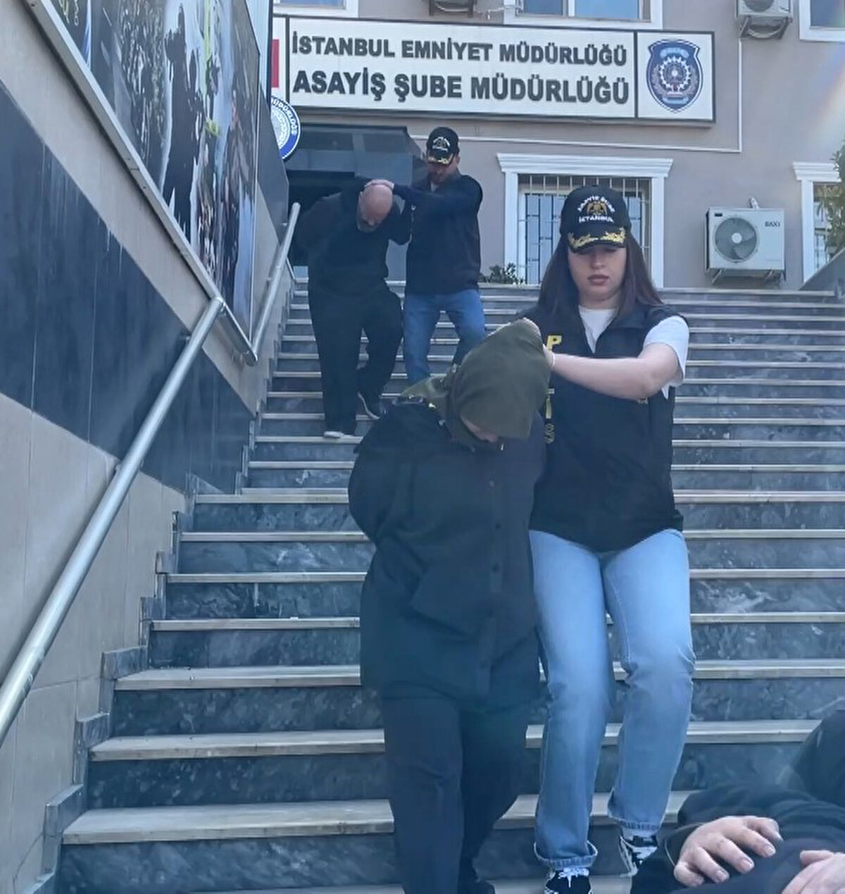 Uluslararası örgüt 'Hells Angels' bağlantılı çıktı<br><br>Yapılan çalışmalarda paranın bir kısmının Türkiye'deki kişilerin hesaplarına aktarıldığı tespit edildi. Bunun üzerine İstanbul Asayiş Şube Müdürlüğü Dolandırıcılık Büro Amirliği tarafından teknik takibe başlandı. Çalışmalarda kimlikleri tespit edilen şüphelilerden bazılarının Almanya'da suç örgütü olan 'Hells Angels' ile bağlantılı olduğu belirlendi.