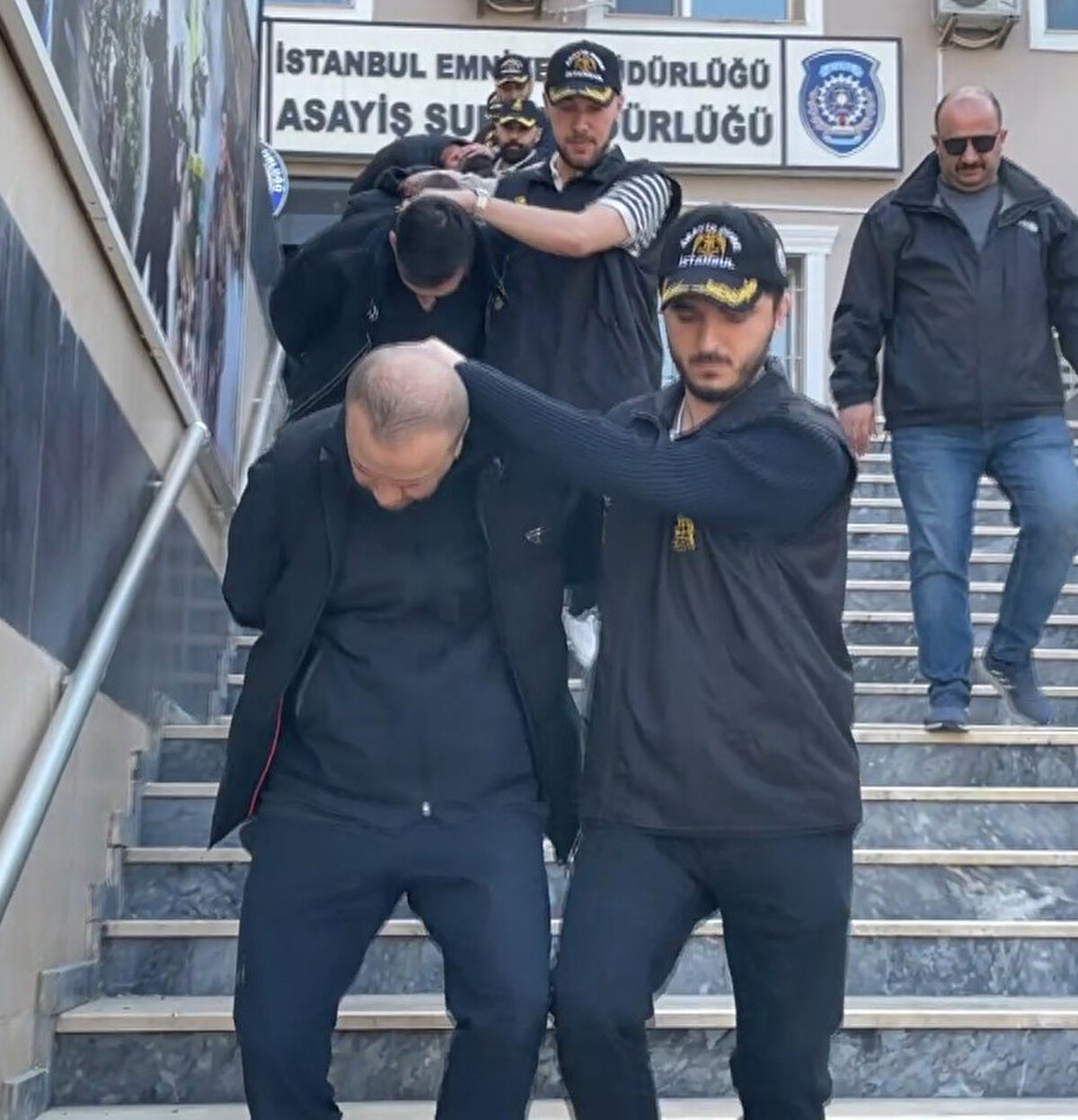 Şüphelilerin sorgusu Asayiş Şube Müdürlüğü, Dolandırıcılık Büro Amirliğinde yapıldı. Burada işlemleri tamamlanan 10 şüpheli, Çağlayan'daki İstanbul Adalet Sarayı'na sevk edildi. 