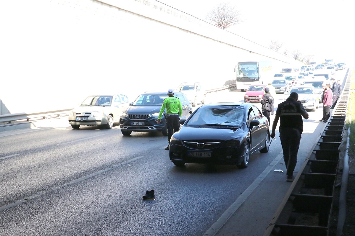 Olay nedeniyle Eskişehir-Ankara Çevre Yolu'nda trafik tek şeritten sağlanırken, yolda uzun araç kuyruğu oluştu.