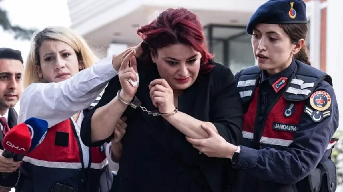 "Yenidoğan çetesi"ne yönelik 13 sanıklı iddianame ana dosyayla birleştirildi<br><br>Bakırköy Cumhuriyet Başsavcılığınca "yenidoğan çetesi"ne yönelik Büyükçekmece Cumhuriyet Başsavcılığının fezlekesi doğrultusunda hazırlanan 57 sayfalık iddianamede ise 13 kişi "şüpheli", Sosyal Güvenlik Kurumu "suçtan zarar gören" olarak yer alıyor.<br><br>Firari hemşire Serenay Şenkalaycı'nın iki dosyada da şüpheli olarak yer aldığı iddianame, "yenidoğan çetesi"ne ilişkin Bakırköy 22. Ağır Ceza Mahkemesi'nde yargılaması devam eden ana dosyasıyla birleştirildi.