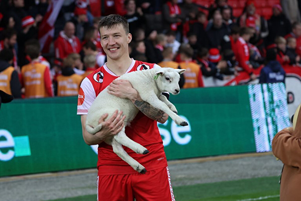 Takımının ilk golünü atan ve maçın oyuncusu seçilen Norveçli futbolcu Axel Kryger ise yeşil sahalarda ender görülen bir şekilde kuzuyla ödüllendirildi. Kulübün sosyal medya hesabından paylaşılan bu fotoğraf sosyal medyada büyük ses getirdi. Dünyanın birçok yerinden futbolseverler fotoğrafı kendi hesaplarından da takipçileriyle paylaştı.<br>