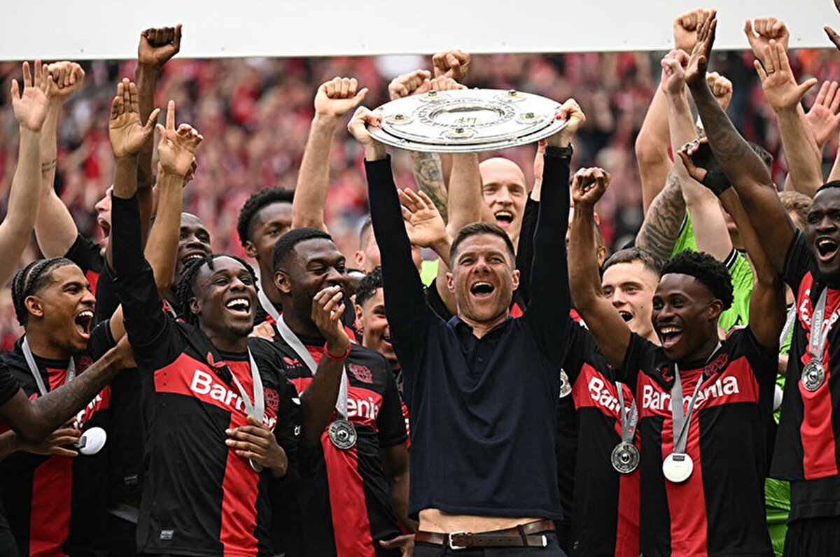 Alonso için Carro, "Bana kalırsa Alonso'nun kalma ihtimali yüzde 50-50. Netliğe ihtiyacımız var. Kararın önümüzdeki üç veya dört hafta içinde verilmesi gerekiyor. Sezon sonunu bekleyemeyiz. Biz saf değiliz, teknik direktörün pozisyonu bir kulüp için çok önemli ve gelecek sezona onunla hazırlandığımız doğru." dedi.<br>