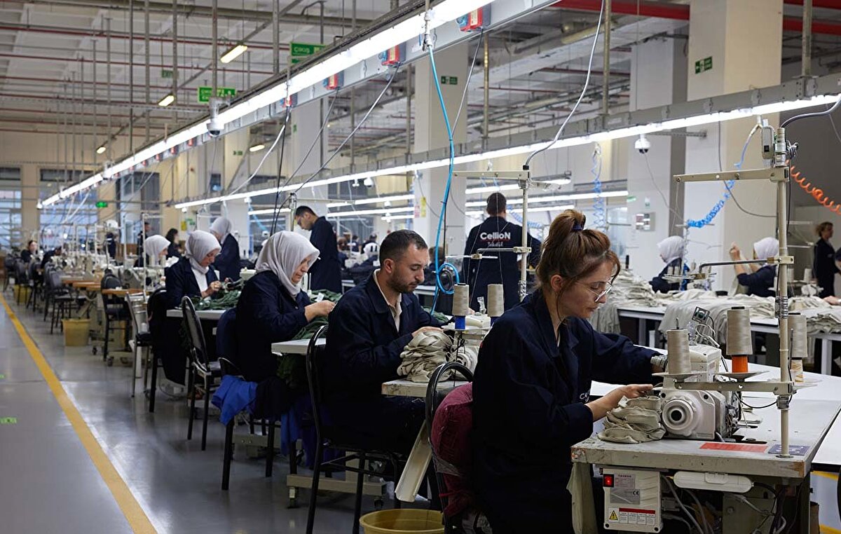 İŞKUR'un internet sitesinde yer alan rapora göre, en çok açık işin tespit edildiği meslekler, garsonluk, dikiş makineciliği, satış danışmanlığı, temizlik görevliliği, gazaltı kaynakçılığı, kasiyerlik, paketleme ve konfeksiyon işçilikleri ile yük ve yolcu taşımacılık şoförlükleri oldu.