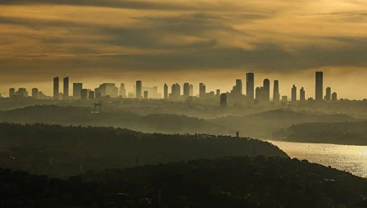 Marmara Bölgesi'nde yağışların geçen yıla göre yüzde 59, uzun yıllar ortalamasına göre ise yüzde 61 oranında azaldığını belirten Özdemir, "Türkiye genelinde yağışlarda ciddi düşüş gözlemliyoruz. 39-40 yıllık ortalamalara bakıldığında da bu azalma net şekilde görülüyor. Kuraklık maalesef Türkiye'nin belini büküyor." dedi.<br><br>Özdemir, baraj doluluk oranlarının geçici bir rahatlama sağladığını ancak asıl tehlikenin devam ettiğini vurgulayarak "Barajlarımızın dolu olması bizi aldatmasın. Bu yıl Marmara ve Karadeniz sahillerinde etkili olan kuvvetli yağışlar toprağın bir miktar nemlenmesini sağladı ancak bu yeterli değil. Önümüzdeki yıllar için bu bir alarmdır." diye konuştu.
