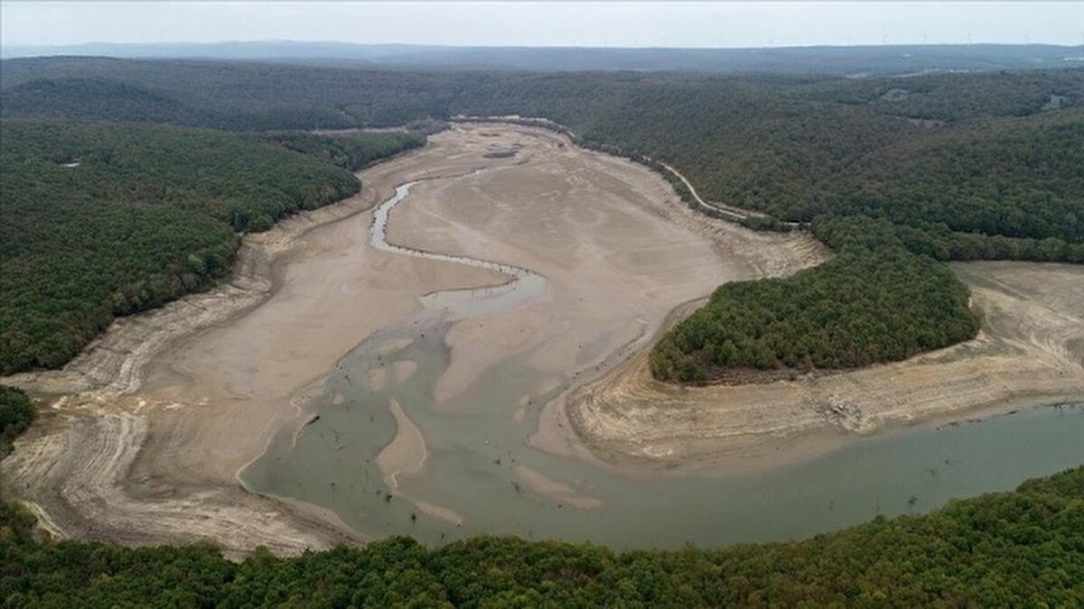 "Meteorolojik kuraklık yer altı sularını, gölleri, nehirleri etkiliyor"<br><br>Dünyada ortalama sıcaklık artışının 1,3 dereceye ulaştığını kaydeden Özdemir, metropollerde bu artışın daha da fazla hissedildiğini kaydetti.<br><br>Özdemir, fosil yakıt kullanımının hala yüksek seviyede olduğunu belirterek, "Büyük ülkeler yeşil enerjiye geçişte maliyet nedeniyle zorlanıyor. Ancak bu yakıtların kullanımından vazgeçilmezse kuraklık daha da artacak." ifadesini kullandı.