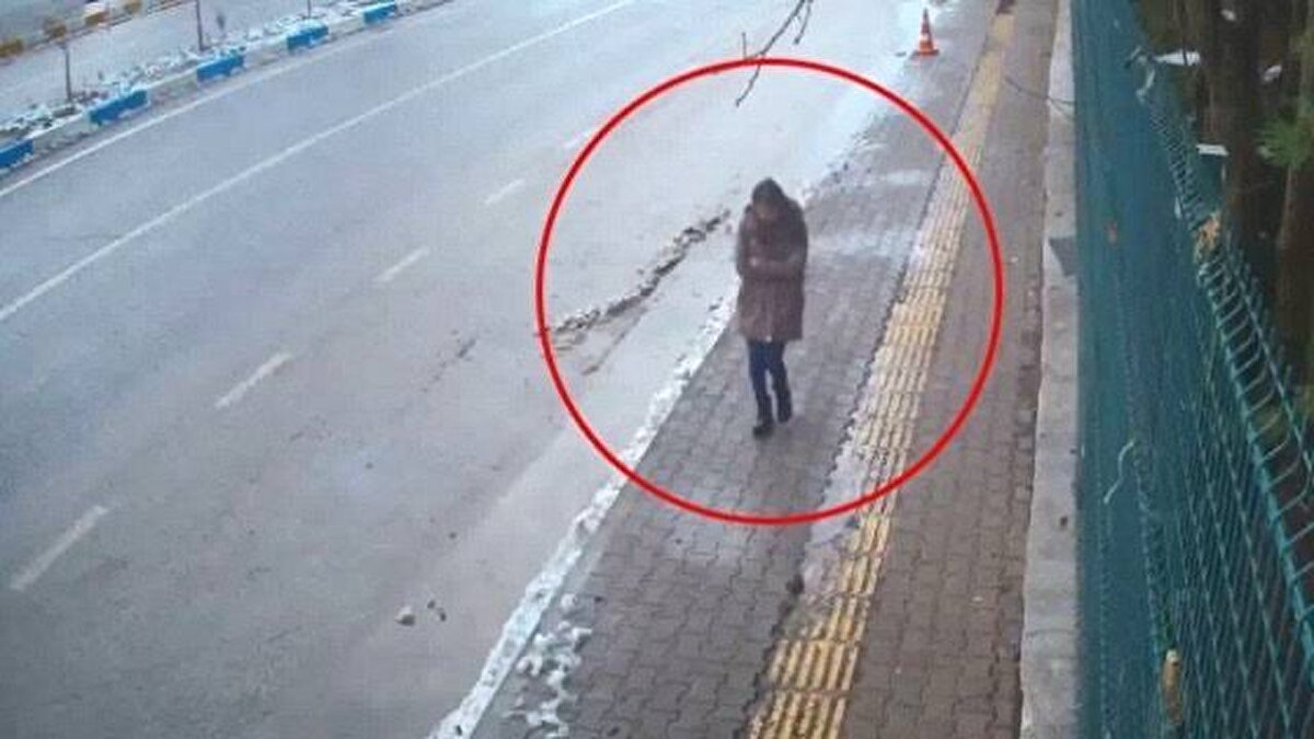 Otomobil il dışına götürülmüş<br><br>Ayrıca sosyal medya hesaplarında yapılan incelemelerde; E.Y.'nin, 2018 yılında Rize Emniyet Müdürü Altuğ Verdi'yi şehit eden polis memuru İsmail Hakkı Saraçoğlu hakkında da sosyal medya üzerinden olumlu ifadeler kullandığı tespit edildi. Tunceli Valiliği'nin önerisi sonrası İçişleri Bakanlığı tarafından Zeinal A.'nın babası E.Y., polislik mesleğinden ihraç edildi.