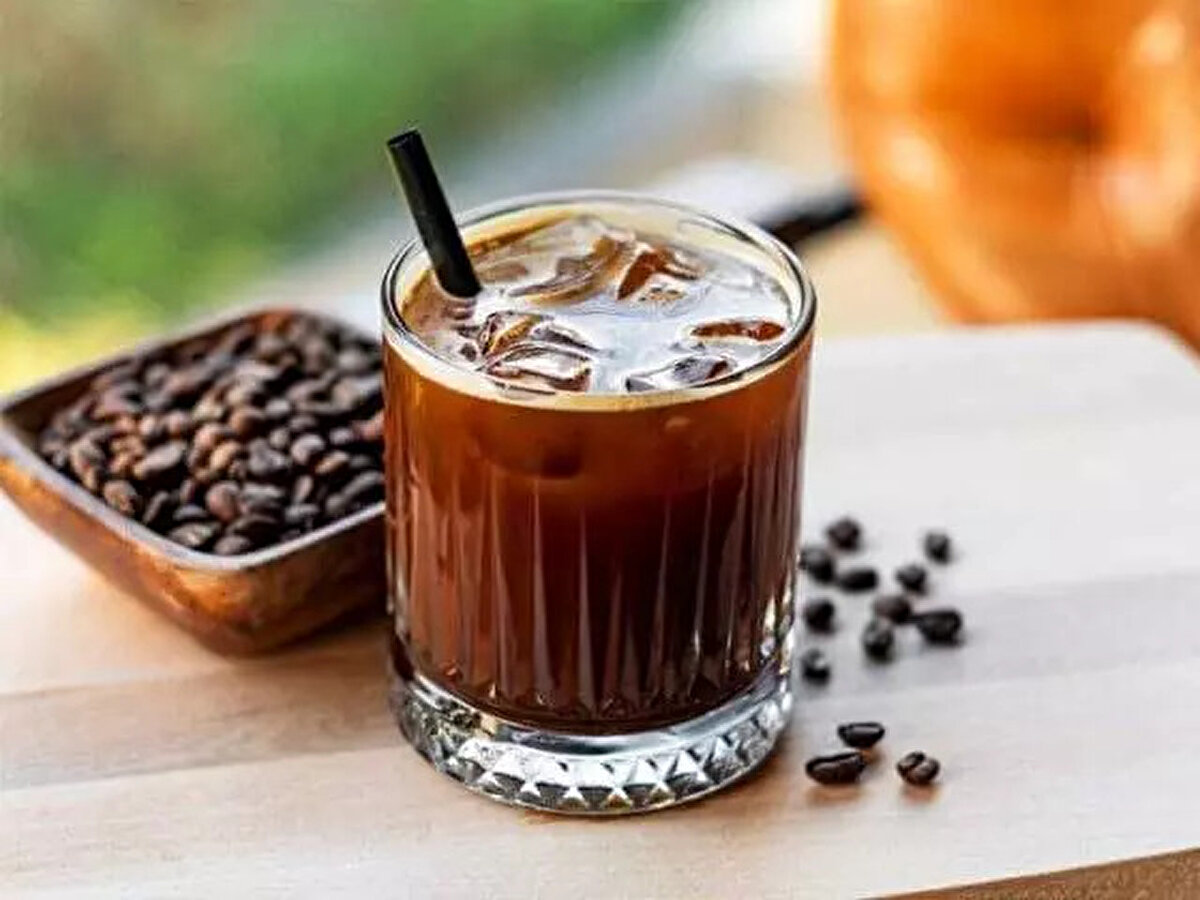  Cold Brew: Uzun süre soğuk suda demlenerek hazırlanan Cold Brew, şaşırtıcı derecede yüksek kafein oranına sahiptir. Bir fincan Cold Brew, yaklaşık 200 mg kafein içerebilir. Aynı zamanda daha az asidik ve tatlımsı bir lezzet sunar.