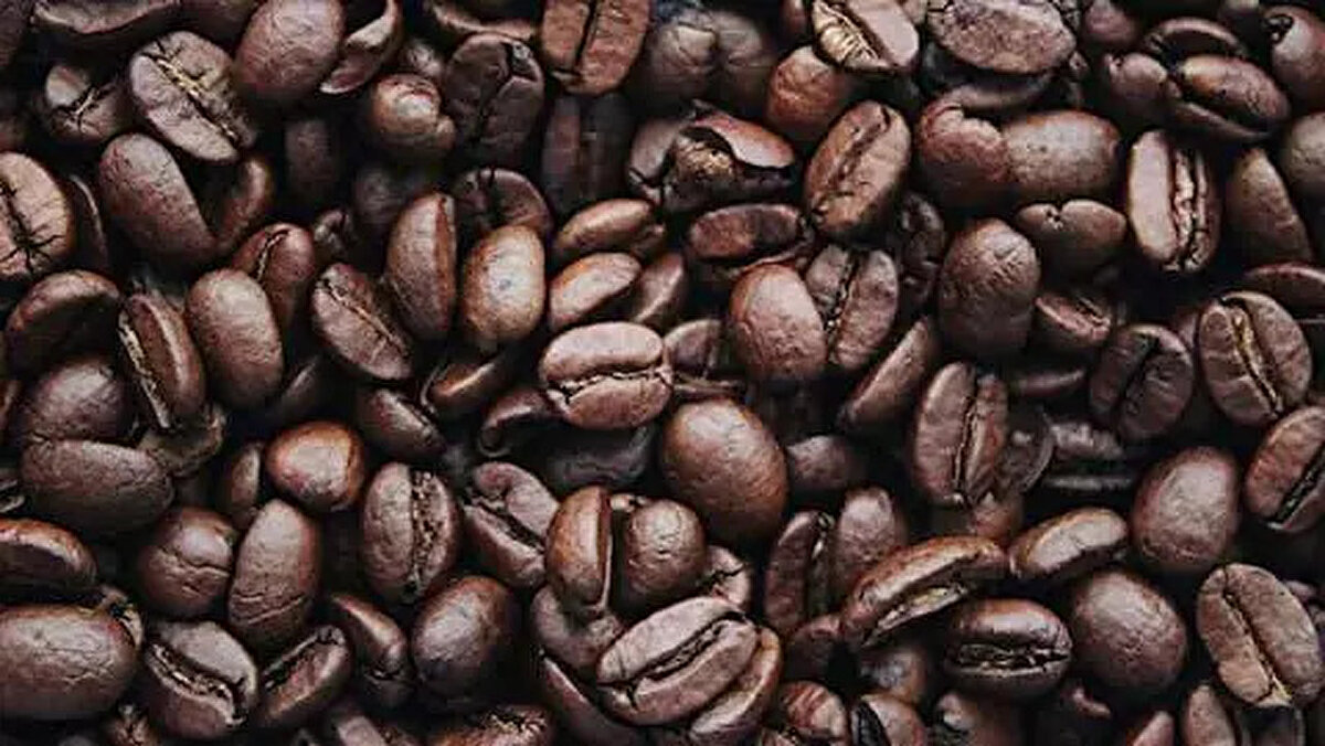 <br>Her ne kadar kafein miktarı yüksek olan kahveler daha fazla enerji sağlasa da, kafein tüketiminde dengeyi gözetmek büyük önem taşır. Aşırı alım; uykusuzluk, huzursuzluk, sinirlilik ve anksiyete gibi olumsuz sonuçlara yol açabilir. Bu nedenle, hangi kahve türünün ne kadar kafein içerdiğini bilmek, sağlıklı bir tüketim için kritik bir adımdır.