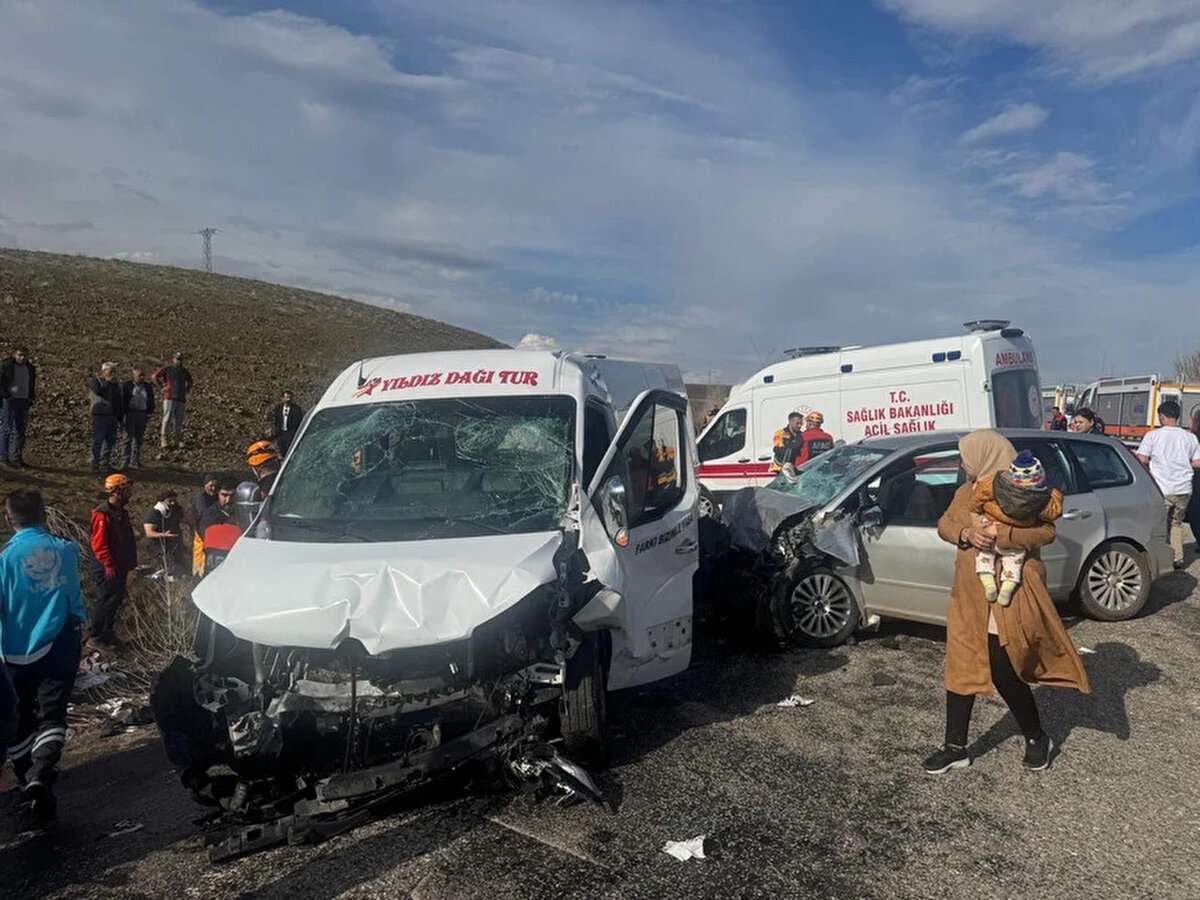 Sivas'ta öğretmen ve sağlık personelini taşıyan minibüs ile otomobilin çarpışması sonucu 3'ü ağır 18 kişi yaralandı.