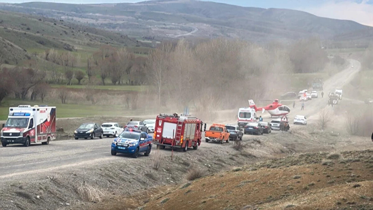 Kazada, minibüsteki 12 öğretmen, 2 doktor ve 1 ebe ile otomobildeki 3 kişi yaralandı.