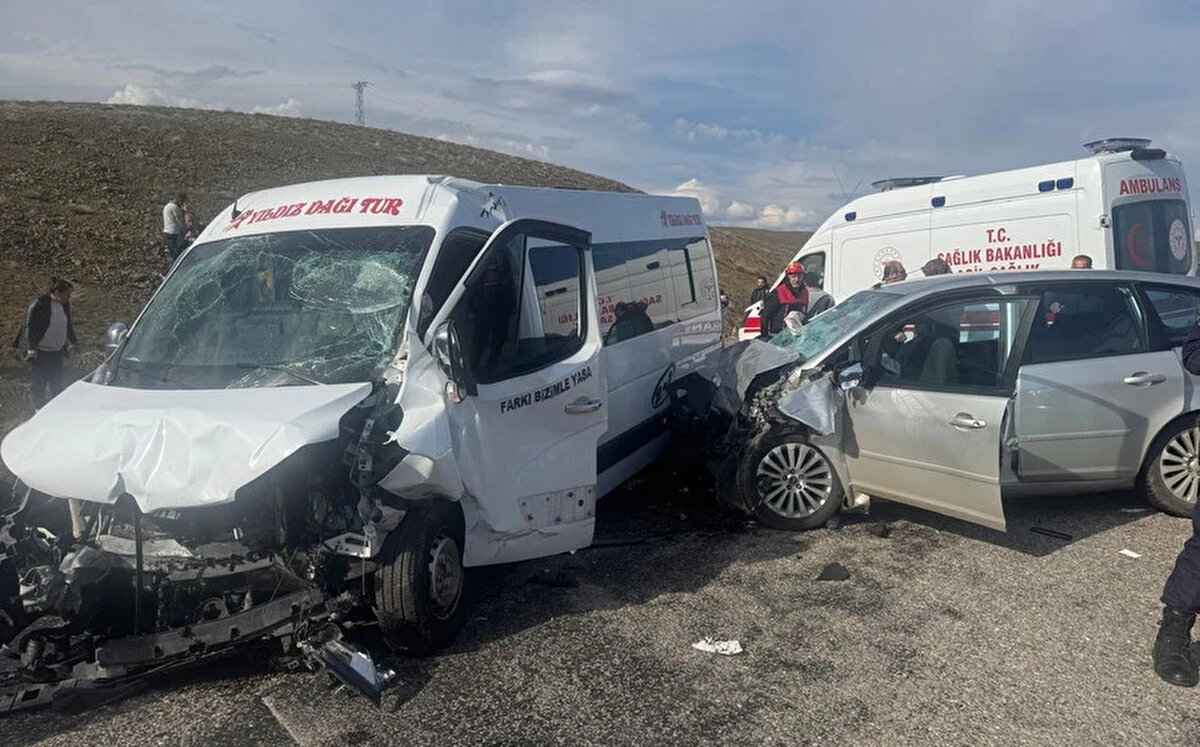 Kamu personelini taşıyan Burak N. idaresindeki 48 ATY 416 plakalı minibüs ile Halil İbrahim N'nin kullandığı 58 AEJ 663 plakalı otomobil, merkeze bağlı Çeltek köyü yakınlarında çarpıştı.