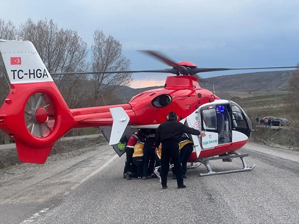 İhbar üzerine kaza yerine sağlık, AFAD ve jandarma ekipleri ile ambulans helikopter sevk edildi.<br><br>