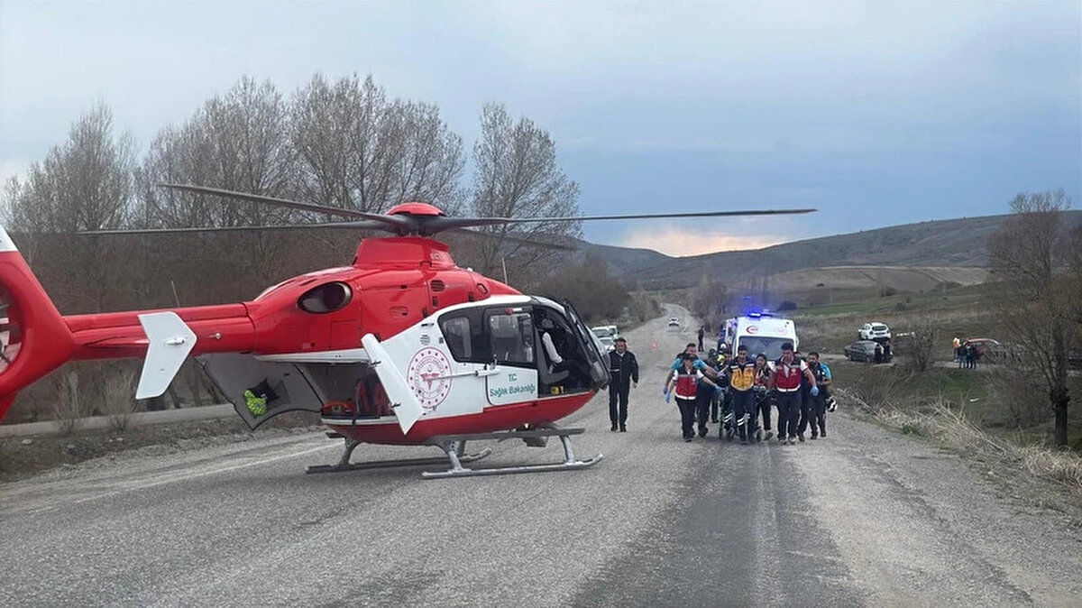 Yaralılar, kaza yerindeki ilk müdahalenin ardından sağlık ekiplerince kentteki hastanelere kaldırıldı.
