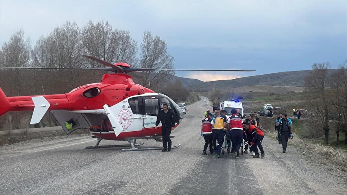 Olay yerine gelerek yetkililerden bilgi alan Vali Yılmaz Şimşek, gazetecilere yaptığı açıklamada, kazanın hemen ardından sağlık, AFAD, jandarma ve itfaiye ekipleri ile ambulans helikopterin olay yerine ulaştığını söyledi.