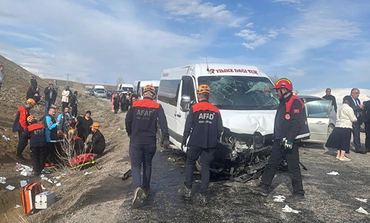 Kazanın Yıldız beldesinde görev yapan öğretmen ve sağlık personelini taşıyan servis aracıyla otomobilin çarpışması sonucu meydana geldiğini belirten Şimşek, "Minibüsteki 15 kamu personelimiz ile özel araçtaki 3 vatandaşımız yaralı.