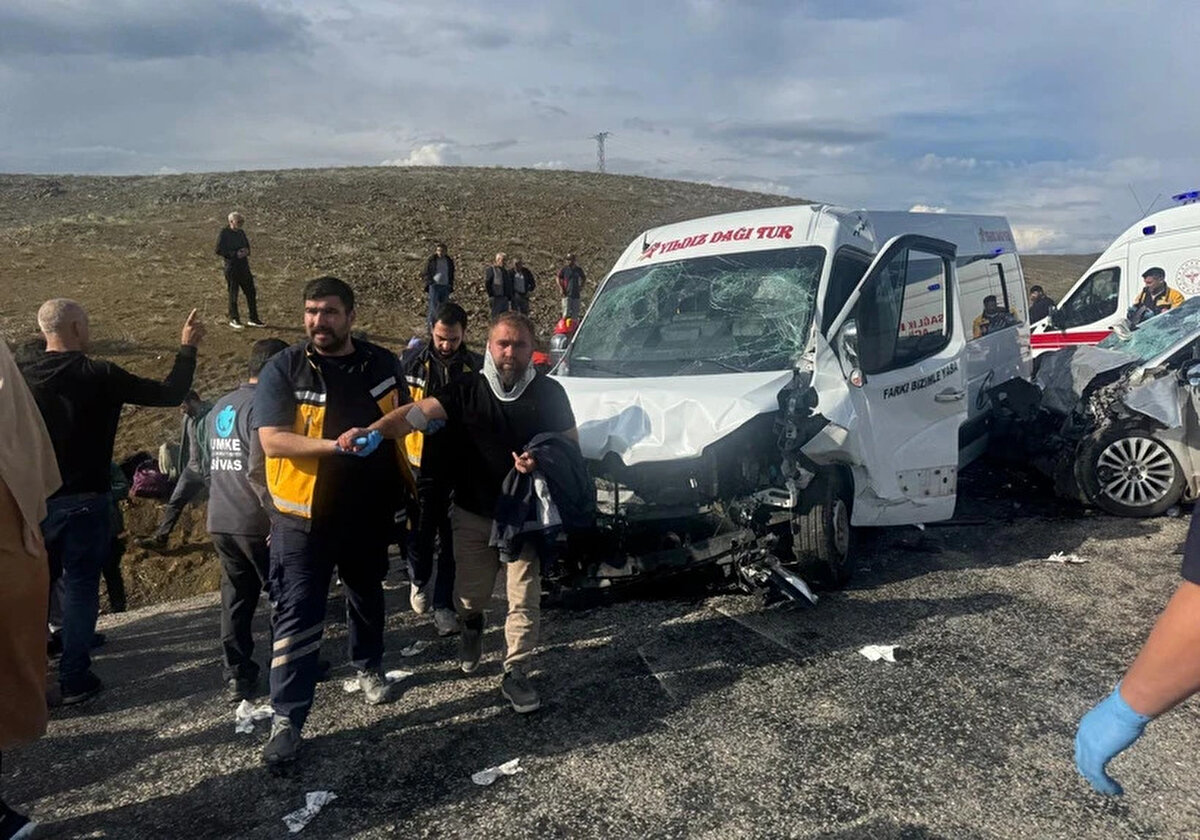 Birazdan hastanelere giderek yaralılarımızı ziyaret edeceğiz. Yaralılarımızın hepsi hastanelere sevk edildi. Geçmiş olsun. " diye konuştu.<br><br>Öte yandan, araç sürücülerinin amca çocukları olduğu öğrenildi.