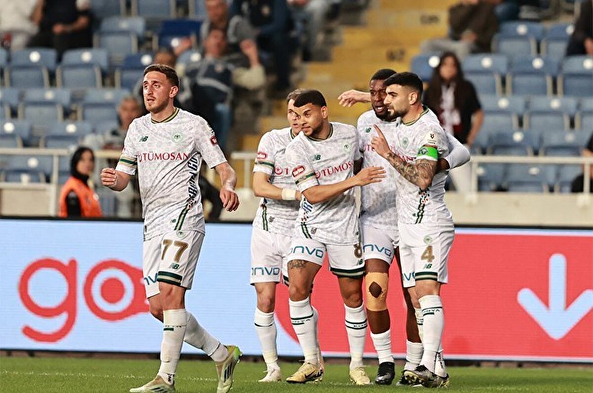 KONYASPOR'UN TÜRKİYE KUPASI PERFORMANSI | Kupanın 3. turunda Konyaspor, 23Elazığ'ı 4-0, 4. turunda ise Kepezspor'u 9-0 mağlup etti. Yeşil-beyazlılar 5. turda Karacabey Belediyesi'ni tek golle yenip gruplara katılım hakkı elde etti. Türkiye Kupası'nda C Grubu'nda yer alan yeşil-beyazlı ekip, Çorum FK'yı 1-0, Eyüpspor'u ise 3-1 yendi. Gruptaki son maçında Galatasaray'a konuk olan Recep Uçar'ın ekibi, mücadeleden golsüz beraberlikle ayrıldı ve 7 puanla ilk sırada yer aldı. Konyaspor, Süper Lig'de topladığı 40 puanla 11. sırada bulunuyor.
