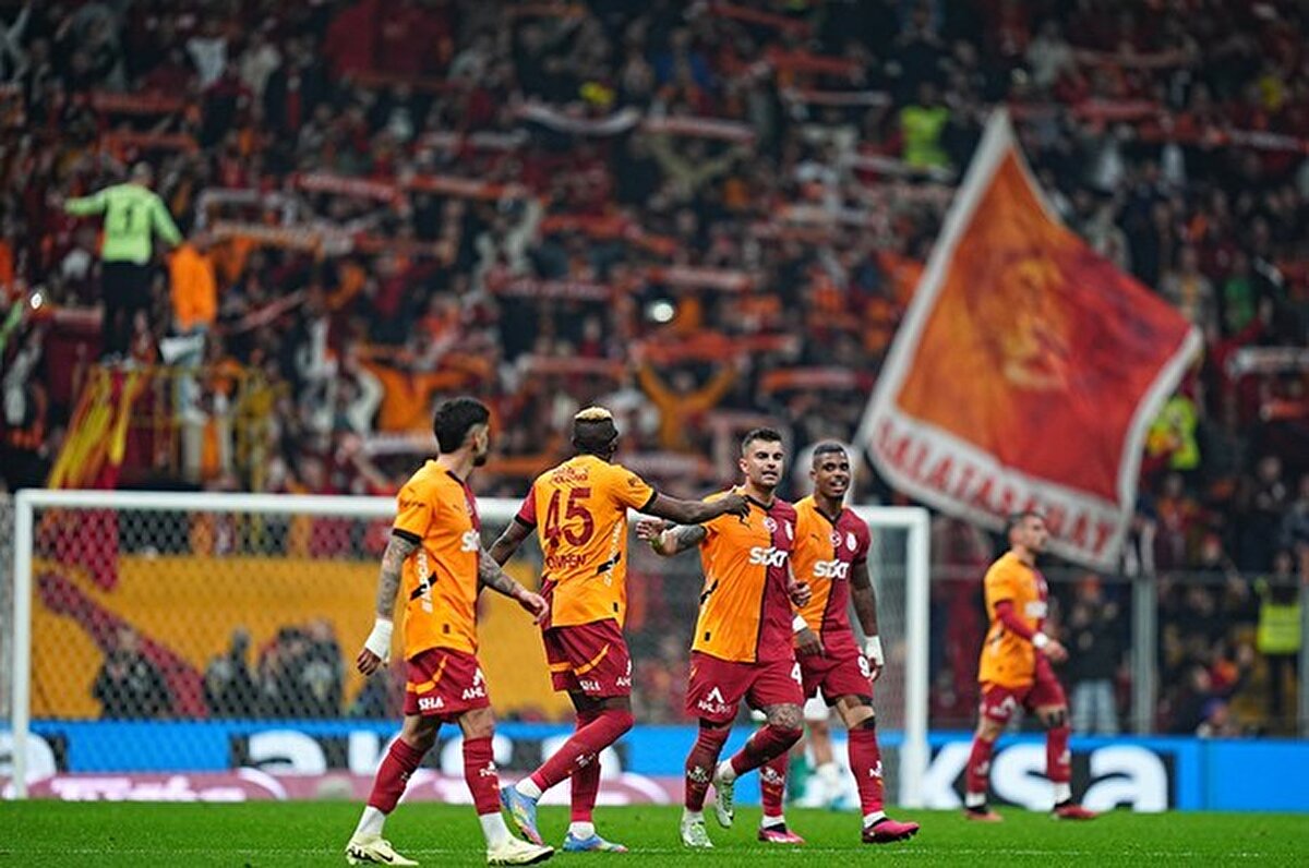 <br>GALATASARAY'IN TÜRKİYE KUPASI PERFORMANSI | Süper Lig'in lideri Galatasaray, Türkiye Kupası'na grup etabından dahil oldu. Sarı-kırmızılılar ilk maçta sahasında Başakşehir'le 2-2 berabere kalırken ikinci mücadelede Boluspor'u deplasmanda 4-1 yendi. Okan Buruk'un ekibi, gruptaki son maçında konuk ettiği Konyaspor'la 0-0 berabere kaldı. Grubunu ikinci sırada tamamlayan Galatasaray, çeyrek finale yükselirken bu turda Fenerbahçe'yi deplasmanda 2-1 mağlup edip son 4 takım arasına kaldı.