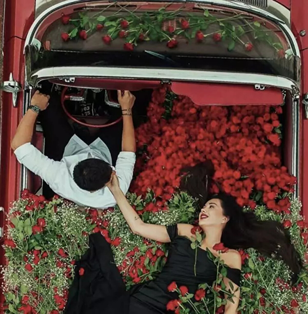 TMSF'nin kayyum olarak görevlendirilmesinin ardından kapalı otoparkta getirilen araçlar, güvenlik kameralarıyla 24 saat muhafaza altında tutuluyordu.<br><br>Bağımsız değerleme kuruluşu tarafından belirlenen araçların rayiç bedelleri, ihale ilanında muhammen bedel olarak belirtiliyor.<br><br>