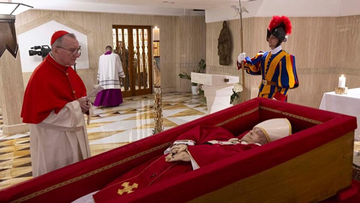 Vatikan'dan yapılan açıklamaya göre Papa Franciscus'un naaşı ilerleyen saatlerde Aziz Petrus Bazilikası’na taşınacak ve halkın ziyaretine açılacak.