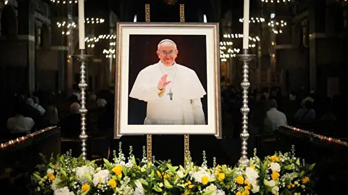 Hristiyan aleminin manevi lideri, Katolik Kilisesi’nin 266. papası Francis, 88 yaşında hayatını kaybetti.