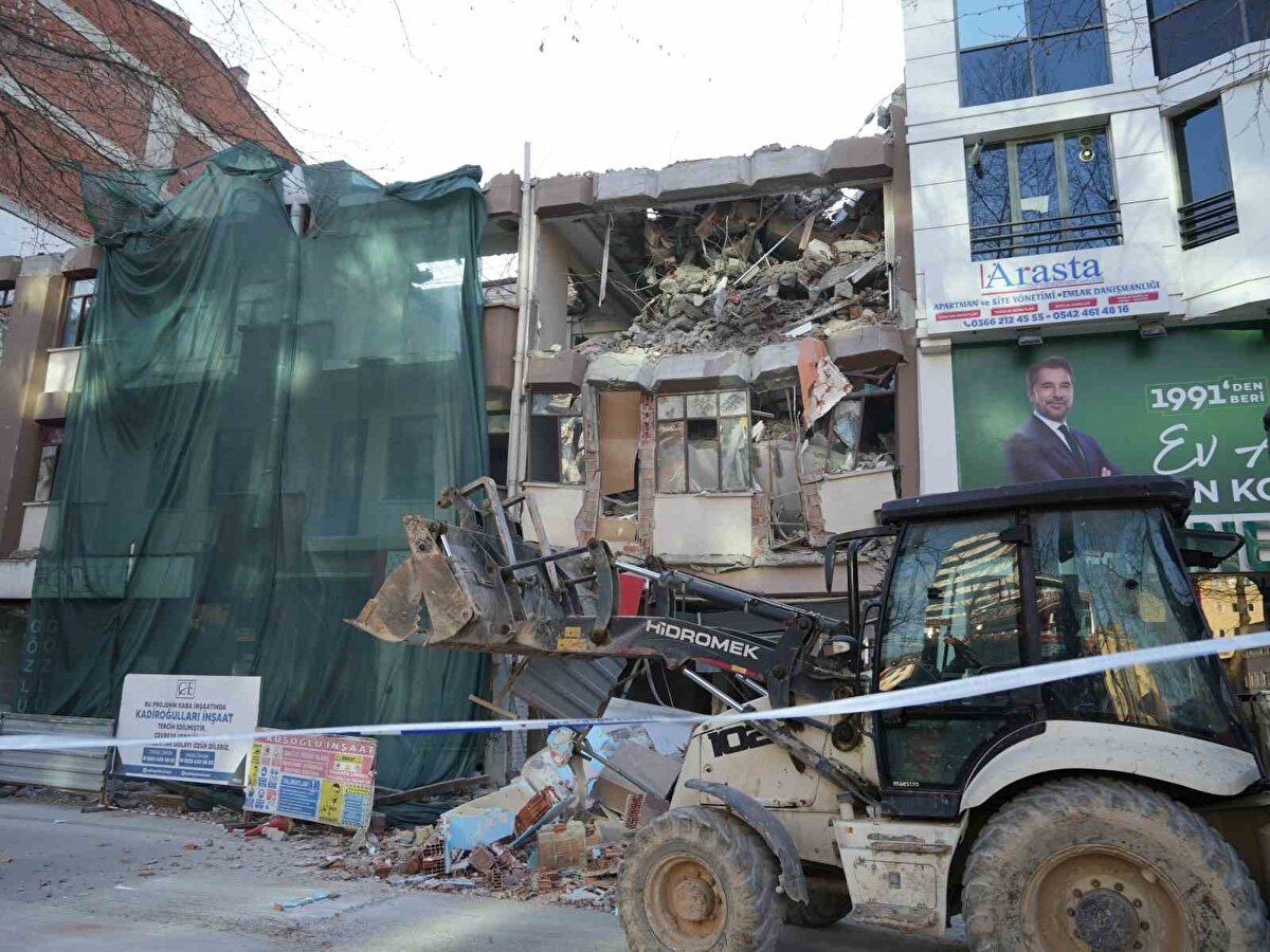 Kastamonu İl Emniyet Müdürlüğüne bağlı trafik ekiplerince çöken binanın bulunduğu alanda güvenlik önlemleri alınarak, ulaşım farklı yollardan sağlanmaya başlandı.