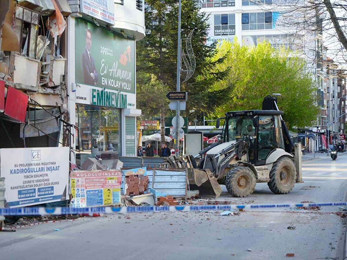 Olayda ölen ya da yaralanan olmazken, çökme sırasında bir aracın yayaya yol vermek için durması sayesinde facianın eşiğinden dönüldü.