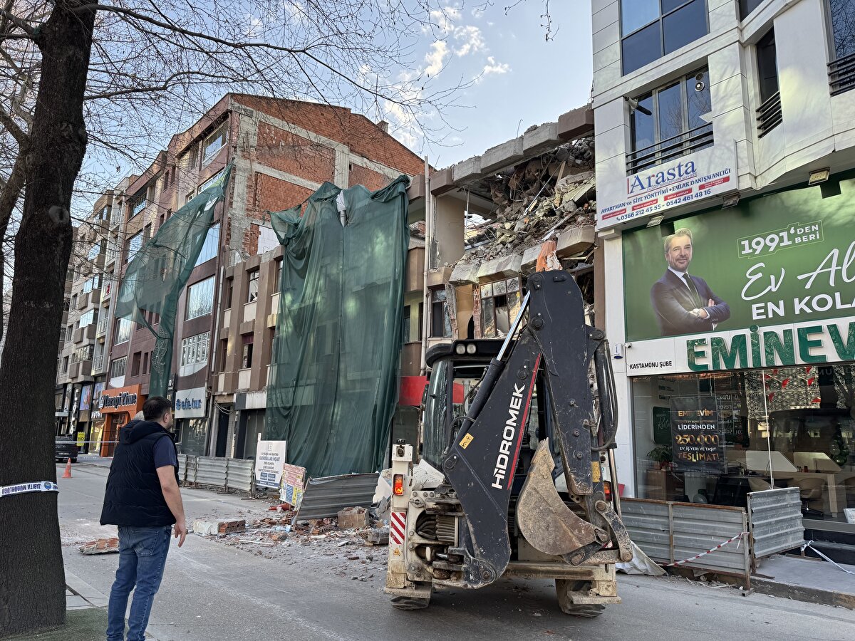 Bu sırada yüklenici firma tarafından iş makinesiyle yola saçılan molozlar temizlendi.