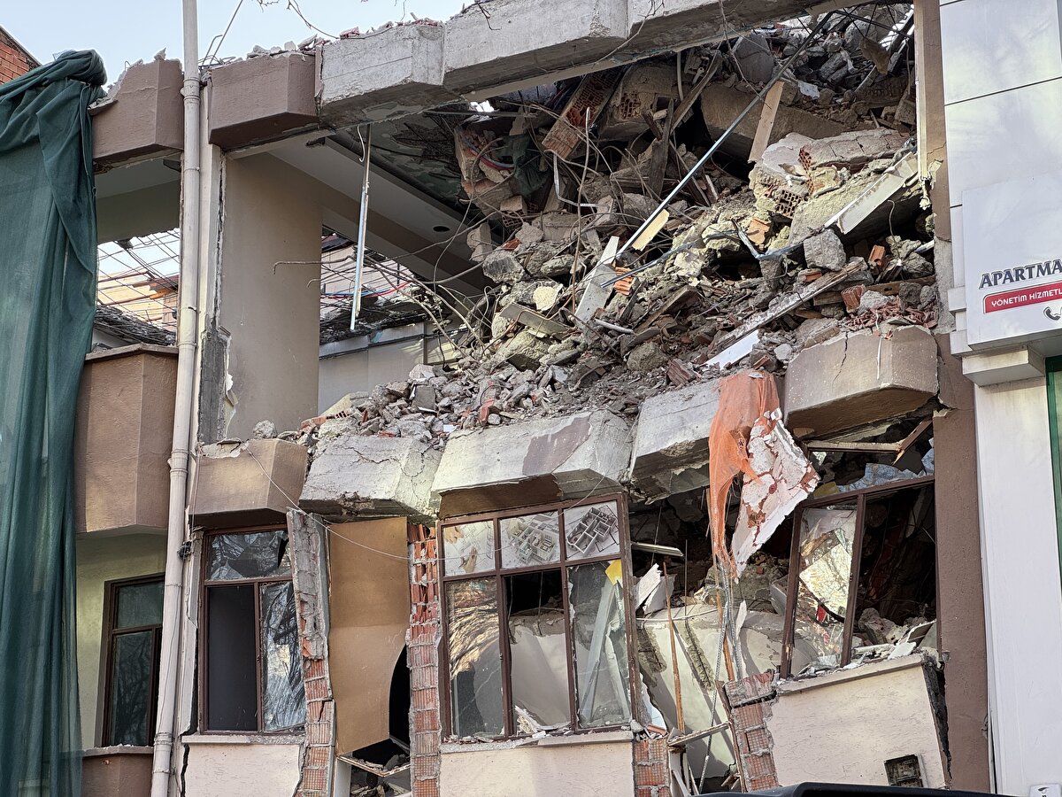 Ekipler binanın kalan kısmının çökme riskine karşı binanın cadde kısmında yıkım çalışması başlattı.