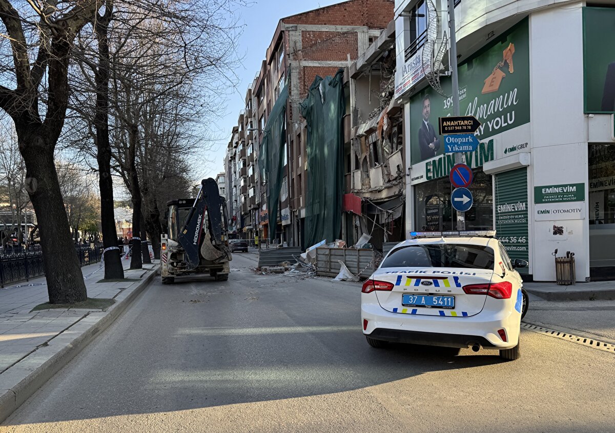 Çökme sebebiyle Kışla Caddesi ulaşıma kapatıldı.