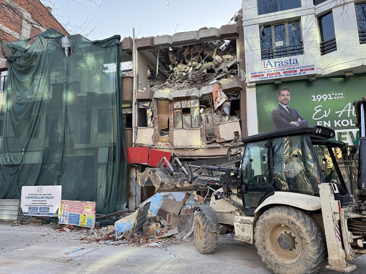 Çalışmanın ardından cadde yeniden ulaşıma açılacak.