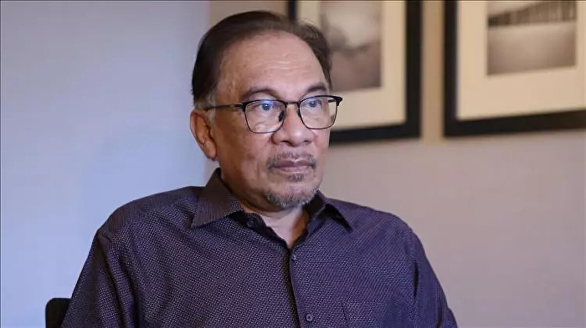 15. Anwar Ibrahim <br><br> <br><br>Malezya Başbakanı<br><br> <br><br><br> 2.4 Milyon $