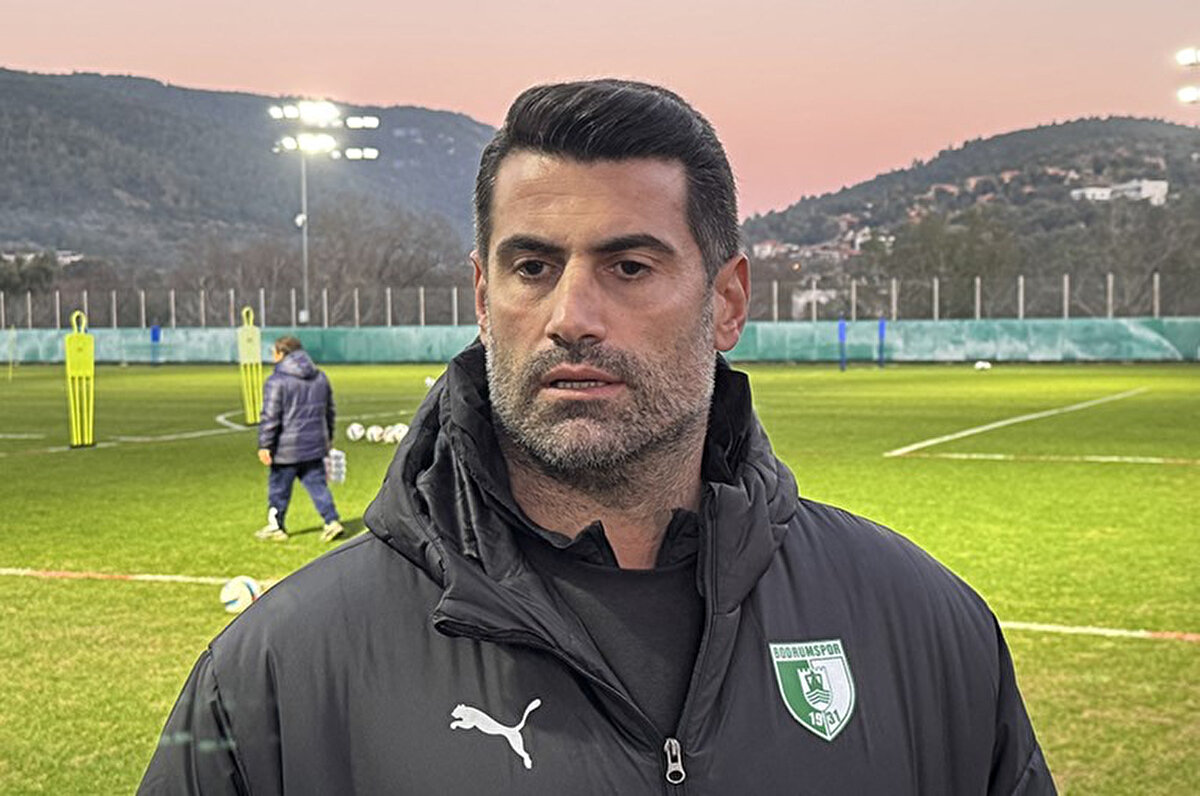 Volkan Demirel, Asist Analiz YouTube kanalına konuştu. Demirel, gelecekte Fenerbahçe'de görev alıp almayacağıyla ilgili dikkat çeken ifadeler kullandı. İşte Volkan Demirel'in "Ali Koç yönetimi sizinle çalışmak ister mi?" sorusuna verdiği cevap:<br>